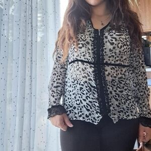 Elegant Leopard Print Blouse with Black Lace Trim | Size Small